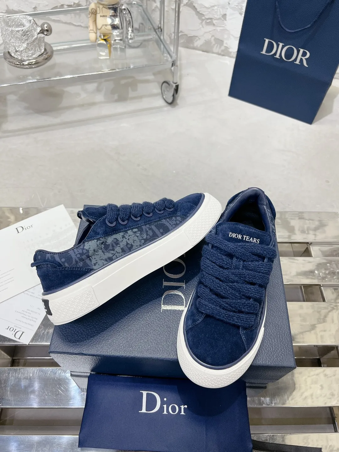 👟👟Ex-factory price P560👟👟 Women's shoe factory top version Dior B33 series! Casual sneakers for couples 👟 Purchased from the original, developed and made. Carefully crafted from Dior gray cow leather, decorated with tone-on-tone CD Diamond pattern canvas panels on the sides. The shoelace eyelets in the shape of CD Icon are clever and exquisite, and the two-color sole, tongue and heel are all decorated with special details, making it more refined. A very casual and versatile shoe. 🔘Fabric: Original customized calfskin + Oblique floral fabric 🔘Inner: Customized breathable lining 🔘Outsole: Original molded TPU combination outsole 🔘Sole thickness: 3CM 🔘Size: Women's size: 35-41 Male size: 38-46 (Female 41, Male 38, 46 customized, non-refundable)